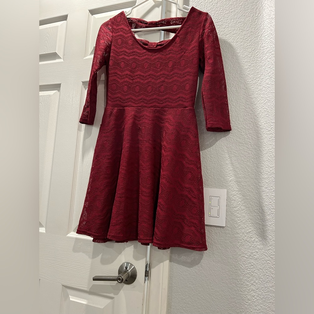 Red patterned dress, 3/4 sleeves and bows on the back!